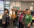 Bild: Katharina Libon/Diözesanverband Regensburg/exb
Die neue Präsidentin Anja Karliczek (mit Blumenstrauß) zusammen mit den Vertreterinnen des Diözesanverbands Regensburg, darunter Monika Sommer (Zweite von links), Bezirksleiterin Tirschenreuth. Rechts Diözesanvorsitzende Martha Bauer aus Vohenstrauß.