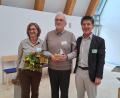 Bild: Maria Pleyer/exb
Manfred Kellner (Mitte) aus Albersrieth erhält aus den Händen der beiden Landvolk-Diözesanvorsitzenden Christine Reitinger und Max Hastreiter das KLB-Ehrenzeichen.