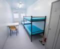 Symbolbild: picture alliance/dpa/Archivbild
Auch in der Stadt Waldershof sollen Wohncontainer als Flüchtlingsunterkunft genutzt werden. Unser Symbolbild zeigt ein Zimmer mit drei Betten in einem Wohncontainer in einer Erstaufnahmeunterkunft.