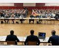 Bild: Gerhard Götz
Rund 400 Zuhörer kamen zur Bahnübergang-Sondersitzung des Stadtrates in die Nordgauhalle.