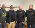 Bild: Daniel Emmanuel/exb
Michael Sandner (links) übernimmt das Kommando bei den American Footballern von Philipp Butz (rechts daneben). Mit auf dem Bild: , Stellvertreter Robert Meier und Schriftführer Andreas Graf.