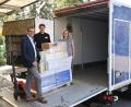 Bild: Sibylle Sandner, Stadt Amberg/exb
Sie schicken Hilfsgüter nach Trikala: Stadtkämmerer Jens Wein (links) und Kollegin Gaby Scharf-Ehbauer (rechts) mit Sebastian Wagner von der Hans Wagner GmbH (Mitte).