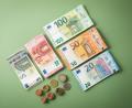 Symbolbild: Christin Klose/dpa
Der gestiegene Einlagezins der EZB und die gesunkene Inflationsrate machen es möglich, dass bei manchen Geldanlagen wieder positiver Realzins herausspringt. Ob der Betrag im Cent- oder im 100-Euro-Bereich liegt, hängt allerdings stark von der Anlageform und der Bank ab.