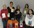 Bild: adj
Die Vorleserinnen präsentieren in der Pfarr- und Gemeindebücherei eine kleine Auswahl neuer Bücher. Die Jungautorin Conny Käss (sitzend) aus Frankfurt las aus ihrem Erstlingswerk.