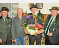 Bild: ker
Willi Aures, der Jubilar Georg Wiesmet, Schützenmeister Werner Grünthaler und Manfred Pirner bei der Geburtstagsgratulation..