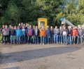 Bild: bsc
In Friedenfels trafen sich die Klärwärter des Landkreises Tirschenreuth zu einem Nachbarschaftstag. Klärwärter Sebastian Schultes (Vierter von links) und Bürgermeister Oskar Schuster (Mitte, orange Jacke) brachten den Abwasserexperten die Friedenfelser Anlage näher.