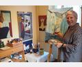 Bild: bl
Hobby-Künstlerin Anne Käs-Sperl vermisst in ihrem eigenen kleinen Atelier den Austausch mit anderen kreativen Köpfen und will deshalb in Schönsee einen losen Zusammenschluss von Gleichgesinnten auf den Weg bringen.