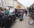 Bild: Klaus Trenz
Bei trockener Witterung breiteten am Marktsonntag viele Händler ihre Waren auf den Auerbacher Straßen aus.