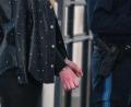Bild: Armin Weigel/dpa
Eine der drei Angeklagten steht mit Handschellen im Flur vor dem Verhandlungssaal des Landgerichts.
