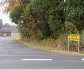 Bild: do
Einige Meter von der Ein- und Ausfahrt Obertreinreuth zurückversetzt soll ein Buswartehäuschen in landschaftsgerechter Holzbauweise entstehen.
