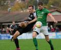 Bild: exb
Der Wernberger Kapitän und Mittelstürmer Christoph Lindner (rechts) hatte gegen Michael Mehringer vom SV Schmidmühlen einen schweren Stand. Die Schmidmühlener entführten einen Punkt vom FC-Platz.