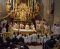Bild: Franziska Reiß
Die versammelte Geistlichkeit und der liturgische Dienst am Altar der vollbesetzten Stadtpfarrkirche St. Vitus, in der Bildmitte Stadtpfarrer Helmut Brügel.