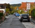 Bild: Petra Hartl
Der Häustbergweg im Amberger Stadtteil Raigering wird jetzt eine reguläre 30er-Zone. Tempo 30 ist dort bisher wegen der Schule nur werktags von 7 bis 14 Uhr vorgeschrieben.