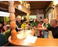 Bild: fvo
Das zur Weinstube umfunktionierte Bayerntreu – Schützenhaus ist beim 11. Weinfest voll besetzt. Darüber freuen sich das fleißige Bayerntreu - Serviceteam und die beiden Küchenchefs Sportleiterin Lena Kellner (Dritte von rechts) und Schützenmeister Bernd Bodensteiner (Dritter von links).