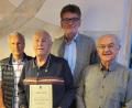 Bild: Bäumler/exb
Die Vorstandsmitglieder Hans Müller, Johann Kaußler und Willibald Gschwendner (hinten von links) zeichnen Rudolf Irlbacher (vorne Mitte) mit der Diamantenen Ehrennadel für 60 Jahre Zugehörigkeit zum Verein aus.