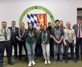 Bild: mor
Alex Jakimenko (Zweiter von rechts) ist der neue Schützenkönig und Elijah Kossligh-Gallegos (Vierter von rechts) der neue Jugendschützenkönig der Hubertusschützen.