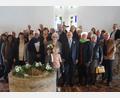 Bild: wel
Zusammen mit der Familie und vielen Freunden feiern Sieglinde und Klaus-Dieter Zirkelbach (Mitte) die Diamantene Hochzeit. Pfarrerin Heidi Gentzwein (Achte von rechts) segnet das Paar im Rahmen einer Andacht.