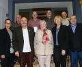Bild: bey
VdK-Kreisvorsitzende Carola Brust (links) ehrt zunächst VdK-Ortsvorsitzenden Johann Scharnagl (2. von links), dann mit Zweiten Vorsitzenden Artur Leonhardt und Zweiter Bürgermeisterin Sigrid Ziegler (von rechts) Anna Regler (vordere Reihe, Mitte) und die Mitglieder Ulrich Schirmer, Michael Liedtke, Heribert Anzer und Johann Klier.
