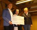 Bild: pz
Äbtissin Laetitia Fech durfte von der Klosterfreunde-Vorsitzenden Monika Hohlmeier und Schatzmeister Thomas Böhm einen symbolischen Scheck über 25.000 Euro in Empfang nehmen.