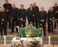 Bild: Willi Ertl
Die Jagdhornbläser der BJV-Kreisgruppe Sulzbach-Rosenberg umrahmen die Hubertusmesse in der Herz-Jesu-Kirche in Sorghof. Stadtpfarrer Pater Robin Xavier zelebriert den gut besuchten Gottesdienst.