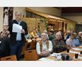 Bild: Hirsch
Der stellvertretende Leiter des Landwirtschaftsamtes Regensburg-Schwandorf, Helmut Melchner (stehend), informierte die Obmänner des Bayerischen Bauernverbandes über die Förderangebote zur Verbesserung der Tierwohlstandards.