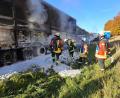 Bild: Alexander Graf/exb
Rasch löschten die Feuerwehrleute den auf der A6 in Brand geratenen Lkw-Auflieger.