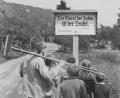 Bild: Stadtarchiv Nürnberg, E 39/I Nr. 2248/25
Judenfeindliches Schild am Ortseingang der früheren Gemeinde Eschenbach (jetzt Gemeinde Pommelsbrunn) im Jahr 1935 – zudem Titelbild des Buches von Tilman Tarach „Teuflische Allmacht“.