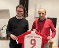 Bild: Michaela Birk/exb
Die Fanhilfe-Vorsitzenden Christian Birk und Dieter Keil mit dem signierten Trikot von Harry Kane.