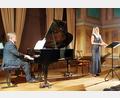 Bild: lg
Hans Martin Gräbner am Flügel und die Sopranistin Gesche Geier erfreuen ihr Publikum mit den „Titanen“ Beethoven und Wagner bei einem kurzweiligen Konzert- und Leseabend.