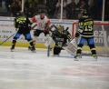 Bild: Andreas Brückmann
Der ERSC Amberg bezwang am Sonntag den EV Dingolfing knapp mit 3:2. Goalie Timon Bätge (Zweiter von rechts) bot eine überragende Leistung.