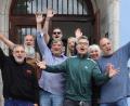 Bild: mfh
Andreas Diehlmann (hinten mit Sonnenbrille), seine Band sowie Helfer der Kultkneipe Gestern und Kneipier Rainer Reichl (vorne links) sind gut drauf und freuen sich schon auf das Konzert der Band im nächsten Jahr.