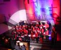 Bild: cog
Vor dem zauberhaft illuminierten Mosaik der Christuskirche singt der Gospelchor Voices of Joy.