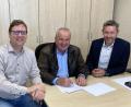 Bild: Gemeinde Schmidgaden/exb
Bei der Unterzeichnung des Konzessionsvertrages: (von links) Kommunalbetreuer Wolfgang Dumm, Bürgermeister Josef Deichl und Daniel Liegl, Leiter des Bayernwerk-Kundencenters Schwandorf.