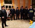 Bild: lg
Der Nunzenrieder Feuerwehrvorstand Martin Ruhland (links) stattet den Bürgermeister mit den nötigen Schirmherrn-Utensilien aus: Bayernschirm, Stiefel und T-Shirt.