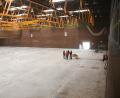 Bild: Gabi Schönberger
In der Mehrzweckhalle sieht es wieder aus wie in einem Rohbau: Tribüne, Hallenboden, Wände, Durchgänge, Toiletten und Speiseausgabe werden aktuell erneuert.