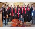 Bild: Vogel/exb
Die Chorsängerinnen des Ensemble Kreuzer und die Instrumentalisten begeisterten beim Konzert in der Stadtpfarrkirche Tirschenreuth. Mit im Bild Initiator Georg Rubenbauer und Stadtpfarrer Georg Flierl (von rechts).