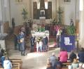 Bild: hok
Beim Vater unser versammelte Pfarrer Thomas Kohlhepp die Kinder um den Altar.