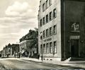 Bild: Stadtarchiv Weiden/exb
Das erste eigene Bankgebäude der Sparkasse in der Bahnhofstraße. 1936 wurde es eröffnet.