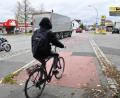 Bild: Petra Hartl
Die Stadt Amberg will an bis zu 200 Stellen im Stadtgebiet rote Markierungen anbringen, um die Sicherheit der Radfahrer zu steigern. Die Bayreuther Straße soll an sieben Punkten herausgehoben werden.