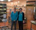 Bild: pop
Für die Apotheke Alte Post in Schmidmühlen gibt es keine Nachfolge. Apothekerin Eva Feuerer (rechts) und die pharmazeutisch-technische Assistentin Maria Spandl bedauern das Aus.