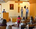 Bild: fdl
Der Rabe Rudi stellt beim Kinderbibeltag den Mädchen und Buben Fragen. Gemeindereferentin Barbara Schlosser (links) leitet die Veranstaltung im Hirschauer Pfarrheim.
