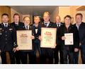 Bild: Josef Böhm/exb
Dank und Wertschätzung für die Treue zum Verein und den unermüdlichen Einsatz für das Gemeinwohl stehen im Mittelpunkt des Kameradschaftsabends der Feuerwehr Niedermurach. Im Bild (von links): Kreisbrandmeister Andreas Brandstätter, Vorsitzender Michael Schneeberger, Ehrenkommandant Gerhard Fleck, Reinhard Höhbauer, Ehrenmitglied Ferdinand Raiml, Kommandant Wolfgang Pflug, Bernhard Fröhler und Bürgermeister Martin Prey.