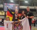 Bild: exb
Die erfolgreichen Amberger Kämpferinnen Mila Wurster, Laura Paßler und Jenny Wurster mit Trainer Erich Aul (von links).