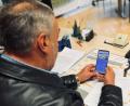 Bild: Marina Daubenmerkl, Gemeinde Waldthurn
Bürgermeister Josef Beimler begutachtet den Startbildschirm der neuen Bürger-App.
