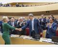Bild: Peter Kneffel/dpa
Katharina Schulze, Fraktionsvorsitzende Bündnis 90/Die Grünen im bayerischen Landtag, gratuliert Markus Söder (CSU), während der Sondersitzung des bayerischen Landtags, zu dessen Wiederwahl zum bayerischen Ministerpräsidenten.