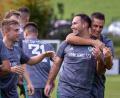 Bild: Guenter Uschold
Manuel Löffelmann (rechts) feiert mit Arthur Kerbel (Zweiter von rechts) einen von dessen beiden Treffern. Der FC OVI/Teunz ließ gegen Detag Wernberg nichts anbrennen.