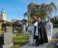 Bild: Wolfgang Steinbacher
Pfarrer Josef Irlbacher segnet auf dem Dreifaltigkeitsfriedhof in Amberg an Allerheiligen die Gräber.