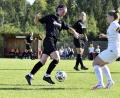 Archivbild: Hubert Ziegler
Der TSV Theuern gastiert in der Frauenfußball-Bayernliga beim TSV Schwaben Augsburg. Anna Kreißl (links, Szene aus der Partie gegen Greuther Fürth) fällt verletzt aus.