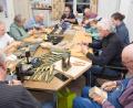 Bild: Thomas Sporrer 
Die Schnitzerstube im Missionshaus St. Peter ist jeden Dienstag ab 18 Uhr wieder voll besetzt. Die Truppe ist bunt gemischt, jede Altersgruppe ist vertreten.