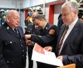 Bild: rab
Kreisbrandinspektor Michael Iberer (Mitte) heftete Günther Ernst die hohe Auszeichnung an die Uniform, während Landrat Richard Reisinger die Urkunde des Landesfeuerwehrverbandes vorliest.